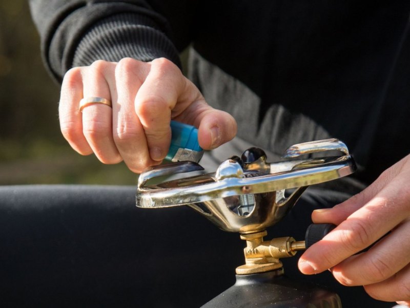 Eine Person benutzt einen Campingkocher