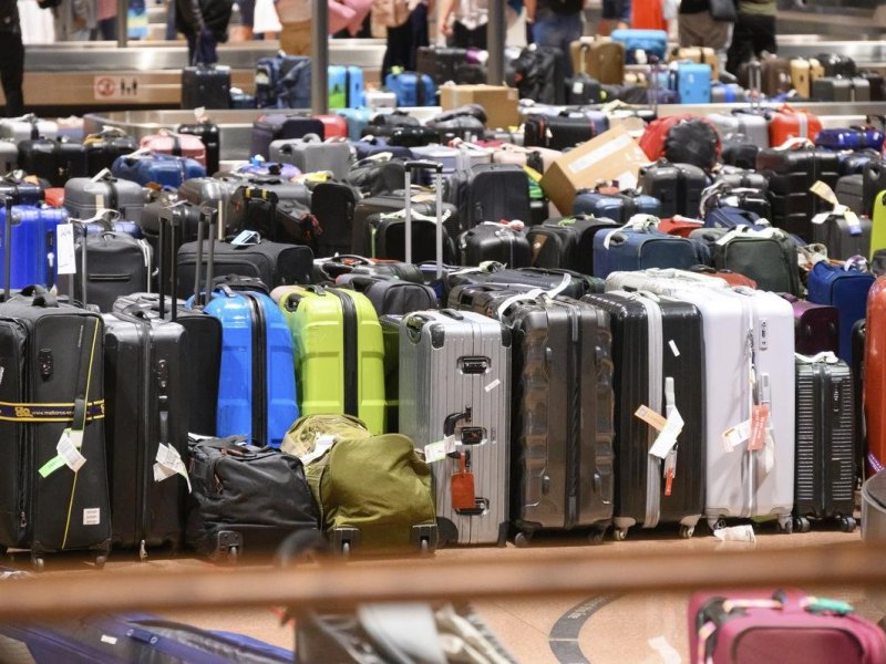 Gepäckausgabe Koffer Chaos Airport Rush