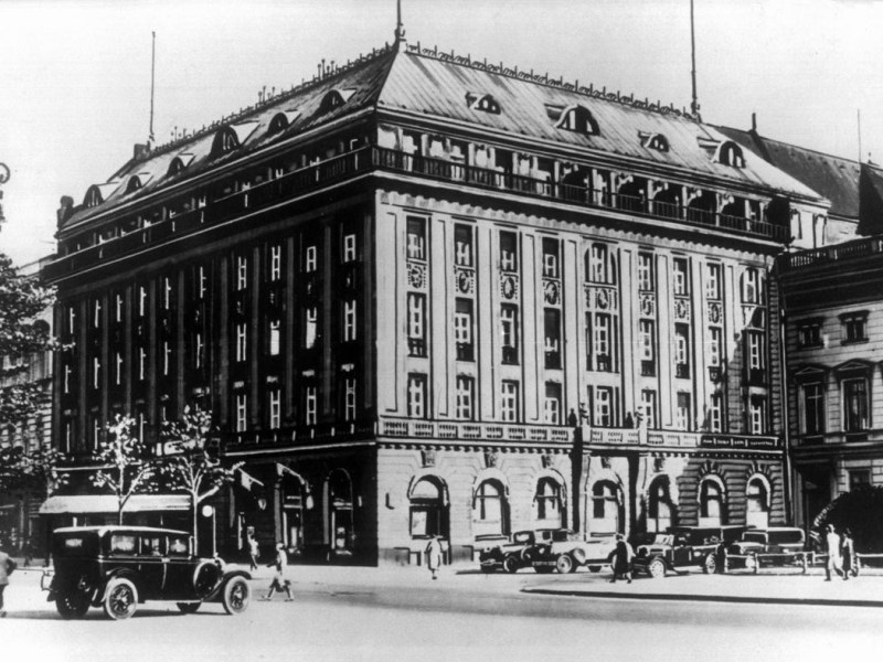 Das 1907 eröffnete Hotel "Adlon" (undatierte Aufnahme). Kurz nach Kriegsende 1945 wurde das Haus durch ein Feuer zerstört. 1997 wurde das traditionsreiche Hotel Adlon Berlin am Pariser Platz in unmittelbarer Nähe des Brandenburger Tores wiedereröffnet. Am 23. August feiert es 25 Jahre Wiedereröffnung., Blick in die Präsidentensuite des Luxushotels Adlon. Zu Kaiserzeiten 1907 eröffnet. Rauschende Feste in den Goldenen Zwanzigern. Das Hotel Adlon war Schauplatz der Geschichte. Mit seiner Neueröffnung hat es selbst Geschichte geschrieben., Die britische Königin Elizabeth II. und ihr Ehemann Prinz Philip verlassen in ihrem Bentley das Hotel Adlon. Das Hotel Adlon wurde zu Kaiserzeiten 1907 eröffnet und im zweiten Weltkrieg fast vollständig zerstört. Vor 25 Jahren, am 23. August 1997, wurde es wiedereröffnet.