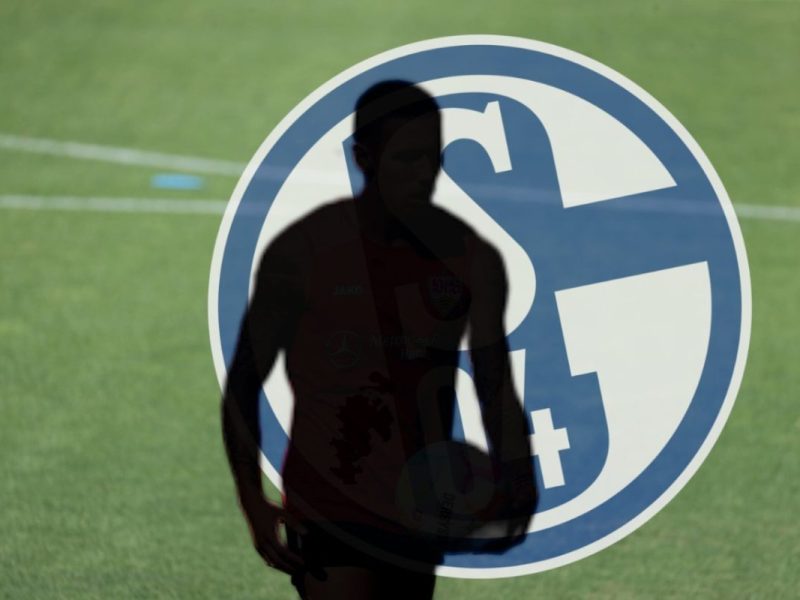 Die Fans des FC Schalke 04 warten nun schon seit einigen Wochen auf Neuzugänge. Doch nun bahnt sich der erste Winter-Transfer bei S04 an.