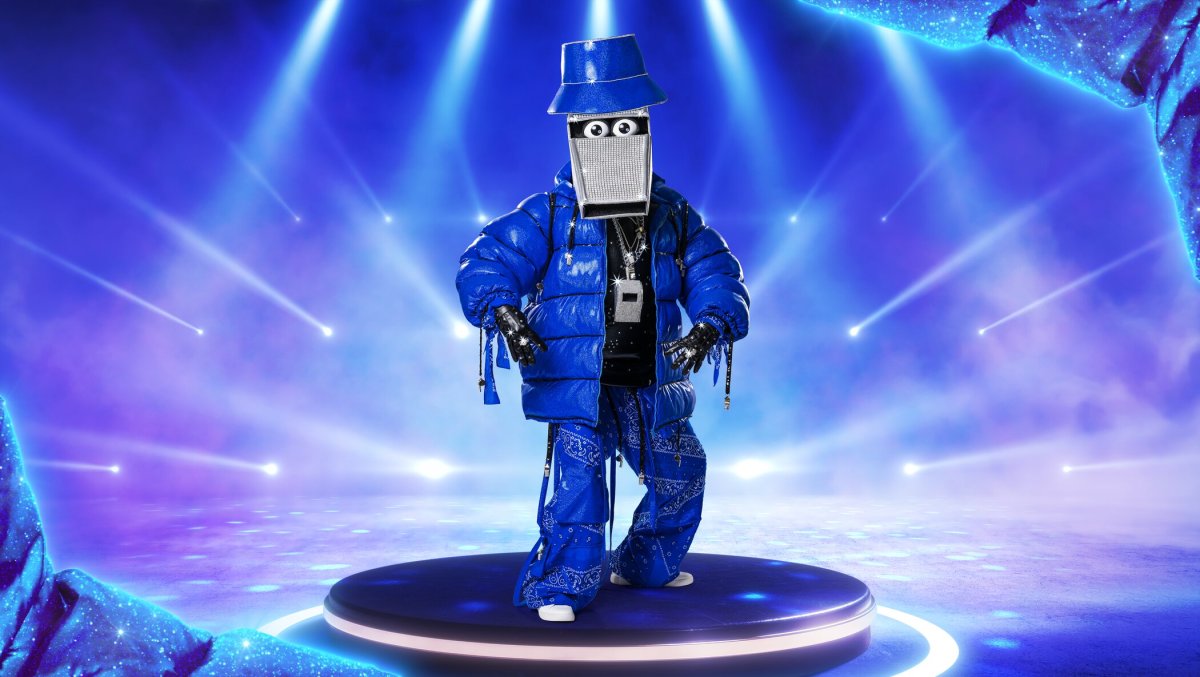 Die Pfeife tritt im coolen HipHop-Outfit als vierte