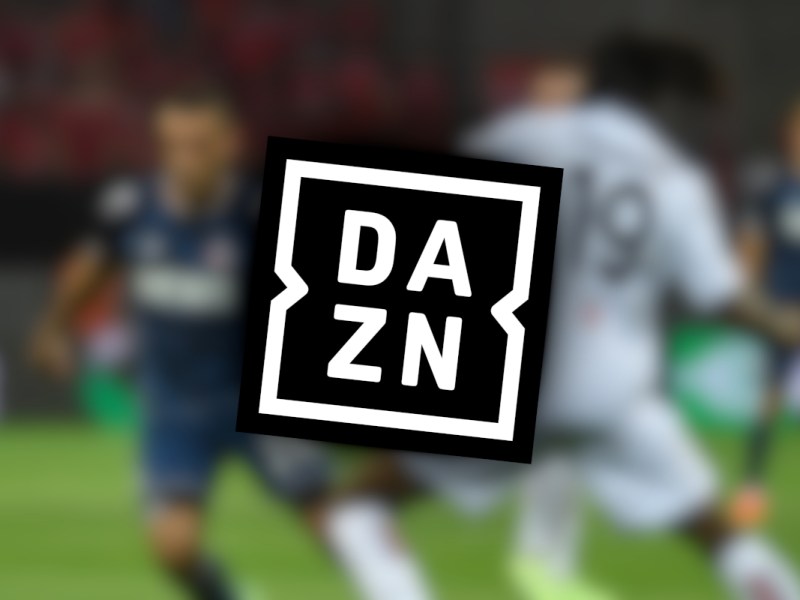DAZN-Logo vor einem Zweikampf in der Europa League.