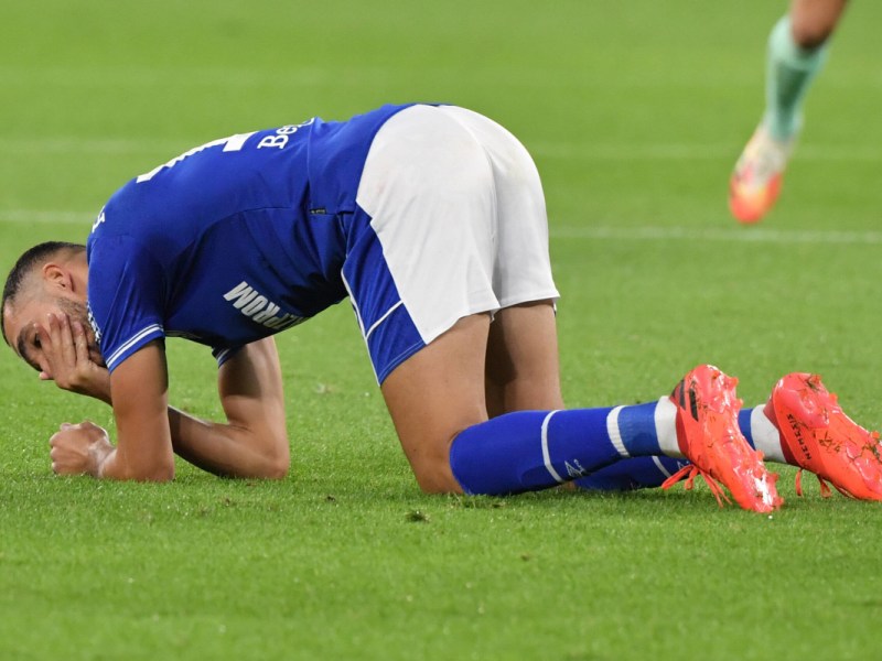 Nabil Bentaleb am Boden.