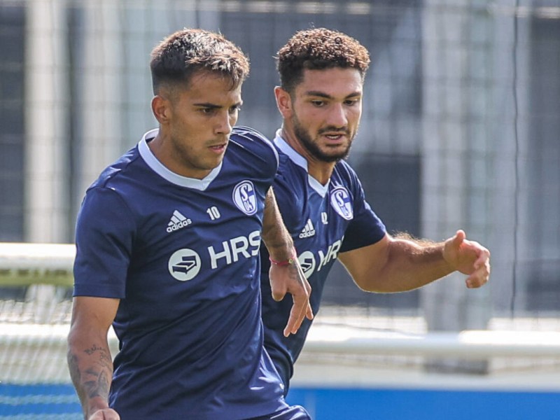 Kerim Calhanoglu im Zweikampf mit Rodrigo Zalazar beim Training des FC Schalke 04.