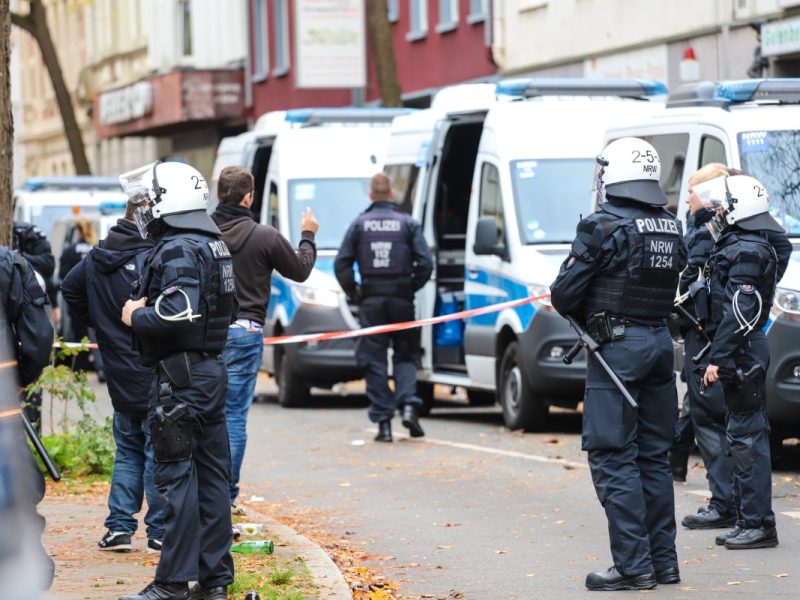 Beim Spiel Borussia Dortmund gegen VfB Stuttgart begleiten Polizisten die Abreise der Stuttgarter Fans.