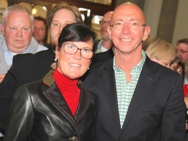 Ulrich Scholten freut sich mit seiner Frau Marion über den deutlichen Wahlsieg.