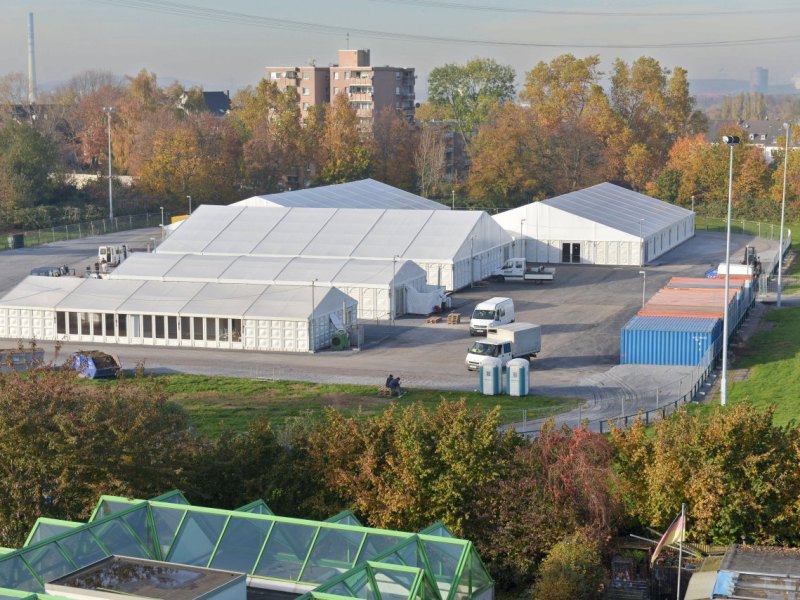 Aufbau des Zeltdorfs für Flüchtlinge.jpg