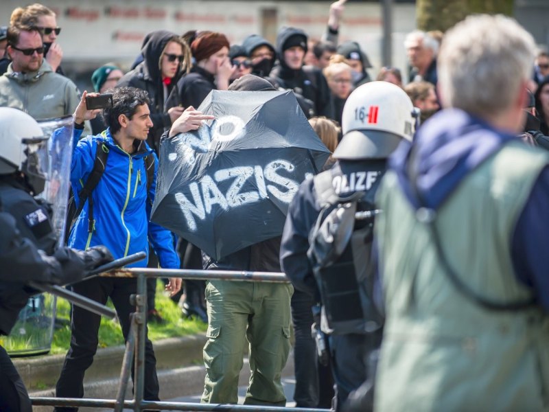Ausschreitungen bei NPD-Demo in bochum.jpg