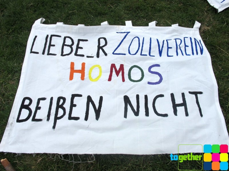 Banner, Protest des schwul-lesbischen Treffs aus der Region.jpg