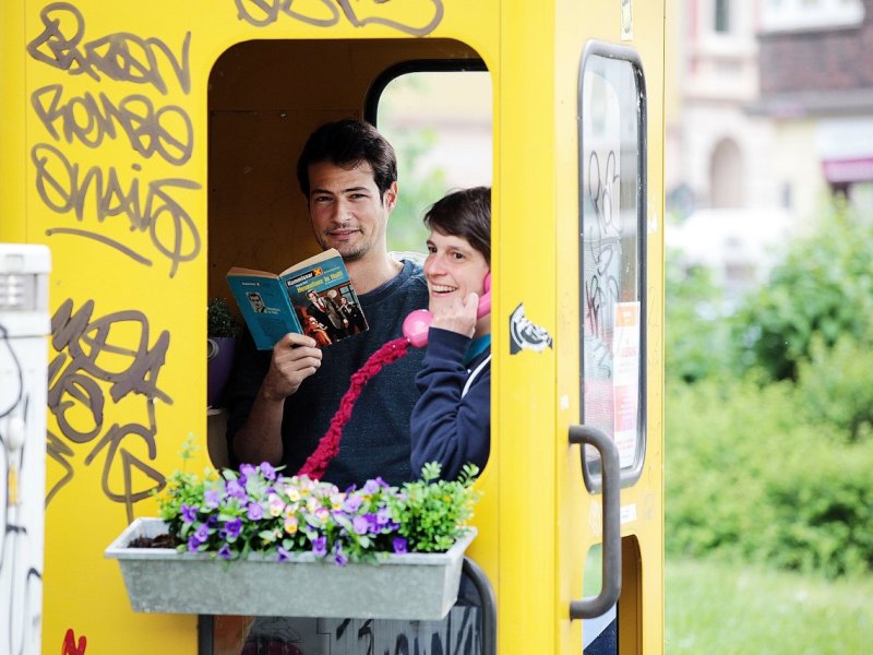 Bashar Farhat und Katja Stief Telefonzelle.jpg