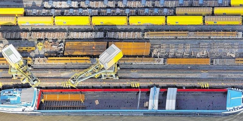 Duisburg Hafen Schiff Kräne.jpg