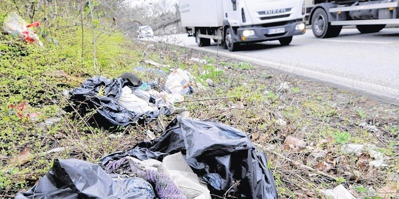 Duisburg Marxloh Autobahnausfahrt Müll.jpg