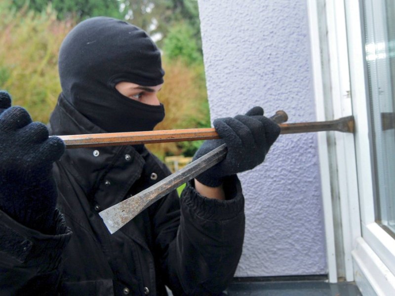 Einbrecher hebelt Fenster _ Terassentür.jpg