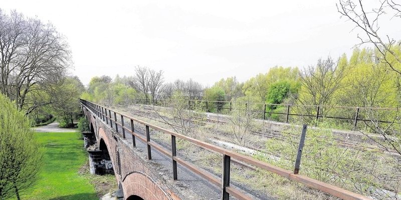 Eisenbahmbrücke Radweg.jpg