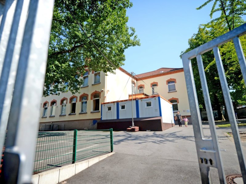 Flüchtlingsheim der Walter-Pleitgen-Schule Im Neerfeld.jpg