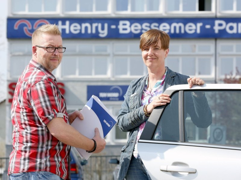 Frank Kurowski und Job-Vermittlerin Julia Kölsch.jpg