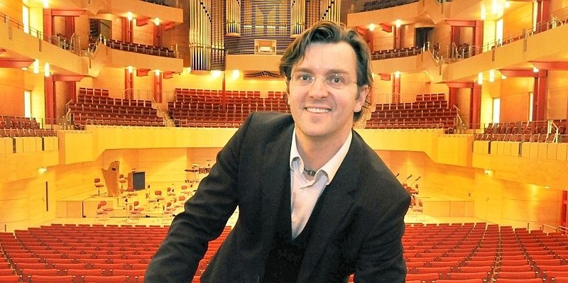 Generalmusikdirektor Tomas Netopil Philharmonie Essen.jpg