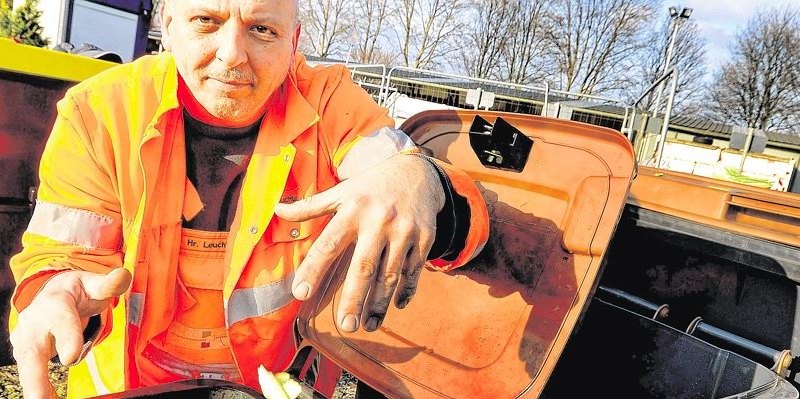 Jörg Leuchter von den Wirtschaftsbetrieben mit den braunen Tonnen für Bio-Abfälle.jpg