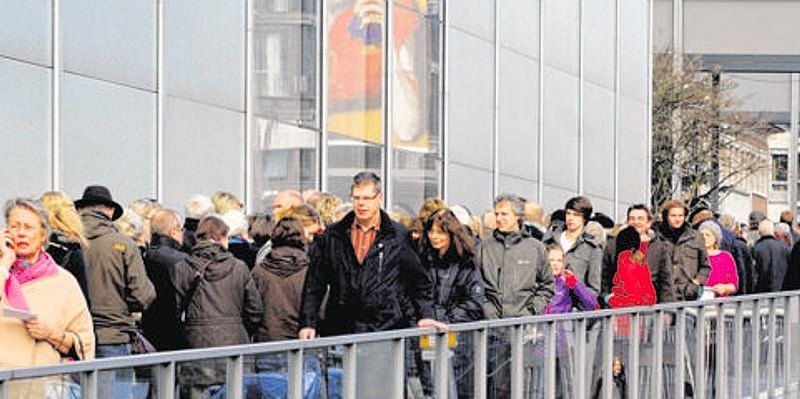 Lange Schlange stehen für die--656x240.jpg