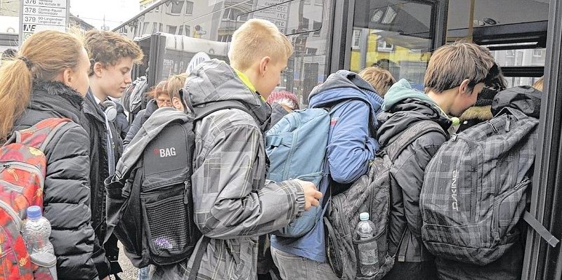 Schulbus am Kornmarkt in Witten.jpg