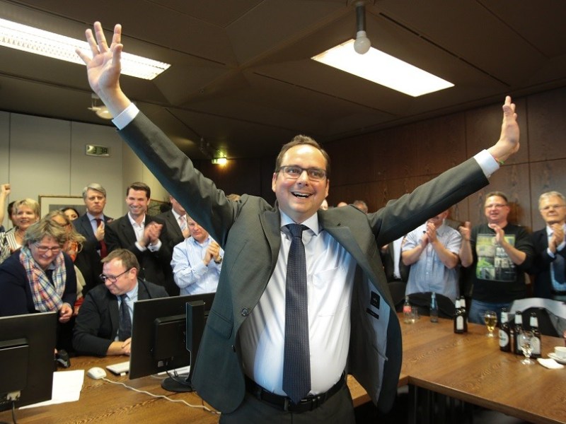 So sieht der Sieger der Essener Oberbürgermeister-Wahl aus: Thomas Kufen (CDU) wurde minutenlang gefeiert., Thomas Kufen (CDU, links): 42,5%, Reinhard Paß (SPD): 33,4%. Am 27. September treten der siegreiche Herausforderer und der überdeutlich geschlagene Amtsinhaber zur Stichwahl an., Der Verlierer der Essener Oberbürgermeister-Wahl: Amtsinhaber Reinhard Paß (SPD) am Abend im Essener Rathaus., Laut WDR-Prognose liegt CDU-Kandidat Thomas Kufen bei der OB-Wahl in Essen deutlich vor Oberbürgermeister Reinhard Paß (CDU). Das Archivbild zeigt Thomas Kufen mit Bundeskanzlerin Angela Merkel am 4. September in Essen.,