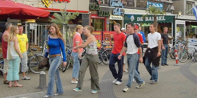 Touristen im Stadtkern von Renesse.jpg