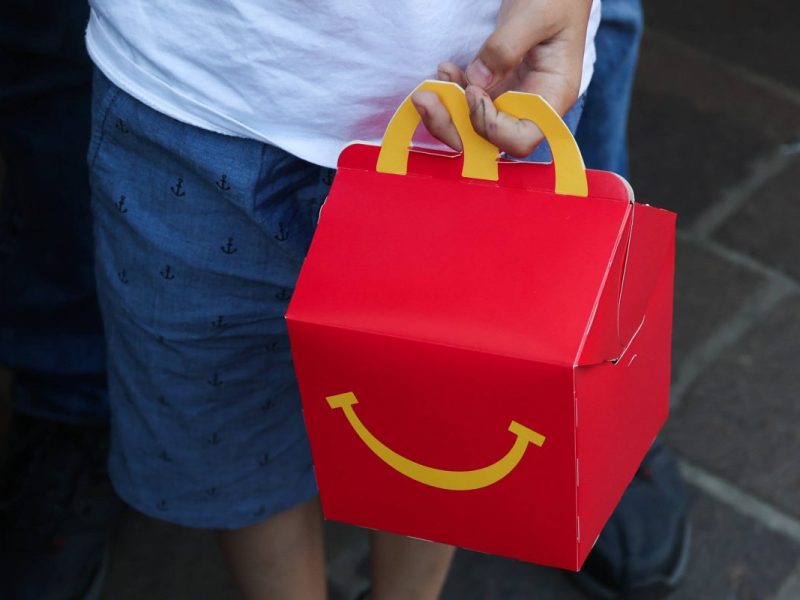 Kunde mit McDonald's happy meal