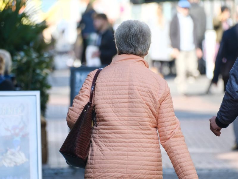 Rente Frau Einkaufsstraße