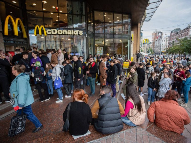 Mcdonald's Kunden stehen in Schlange vor Filiale