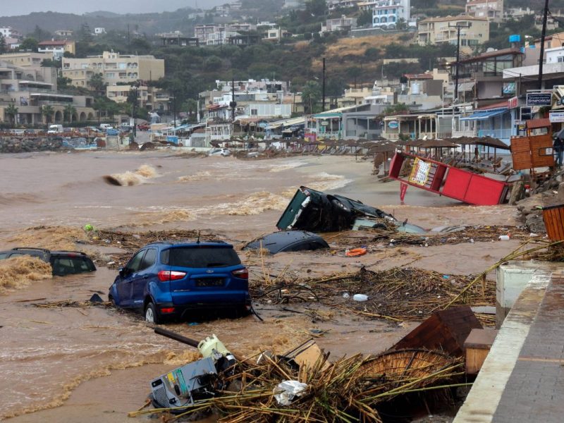Kreta Überschwemmungen Herbststürme Ertrunkene Autos im Meer