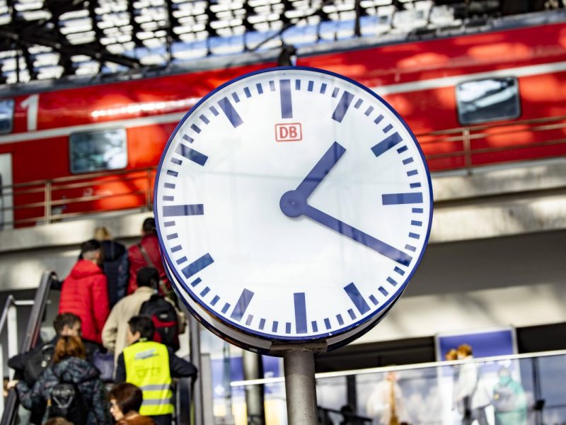 Deutsche Bahn: Uhr zeigt die Zeit an.
