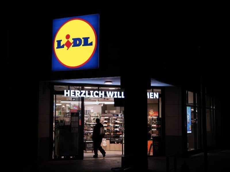 Lidl-Filiale beleuchtet im Dunkeln