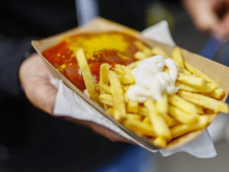 Essen Currywurst und Pommes