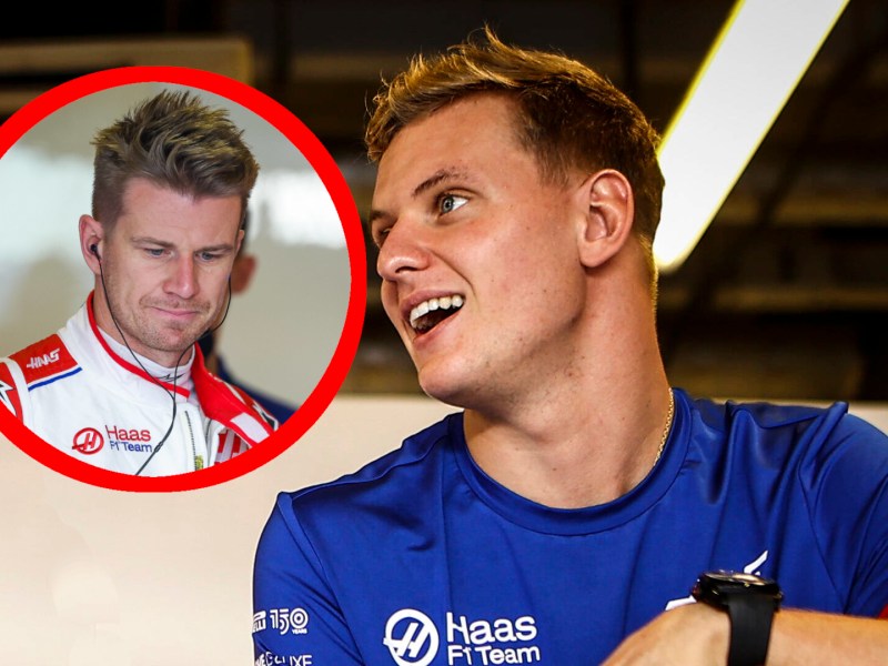 Mick Schumacher schaut Nico Hülkenberg, seinen Nachfolger in der Formel 1.