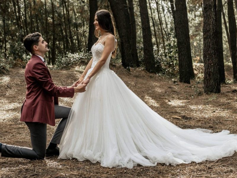 Hochzeit in NRW: Mann kniet vor Frau in Brautkleid (Symbolbild)
