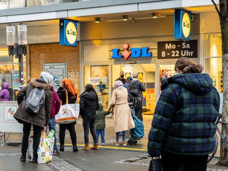 Lidl Schlange vor einer Filiale