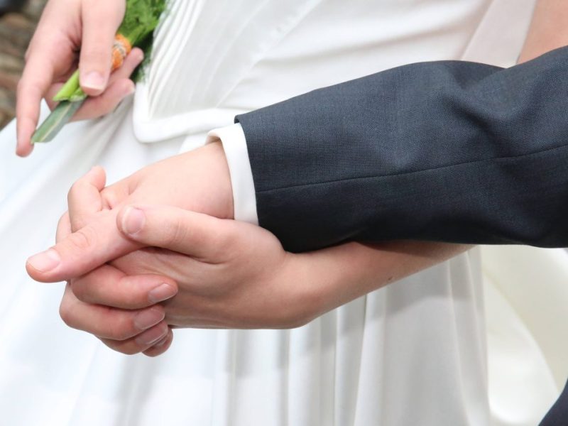 Hochzeit Brautpaar hält Händchen
