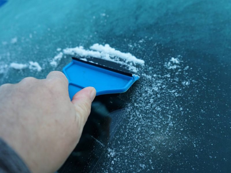 Wetter in NRW Eis auf Autoscheibe und Kratzer