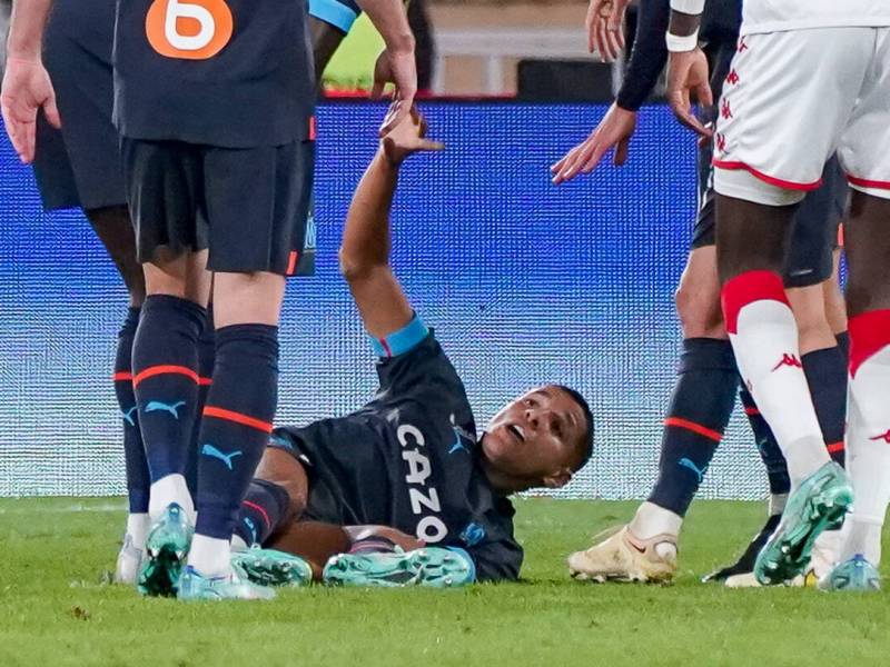 Amine Harit, Leihspieler des FC Schalke 04, liegt am Boden.