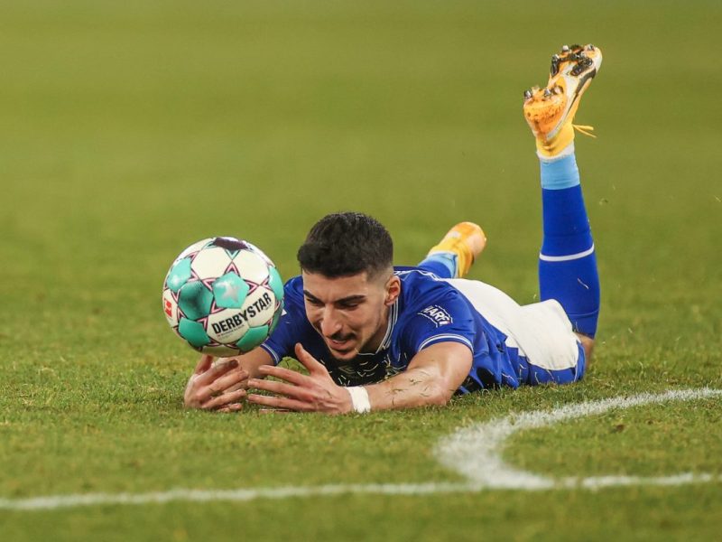 Nassim Boujellab landet bei einem Spiel mit dem FC Schalke 04 auf dem Bauch.