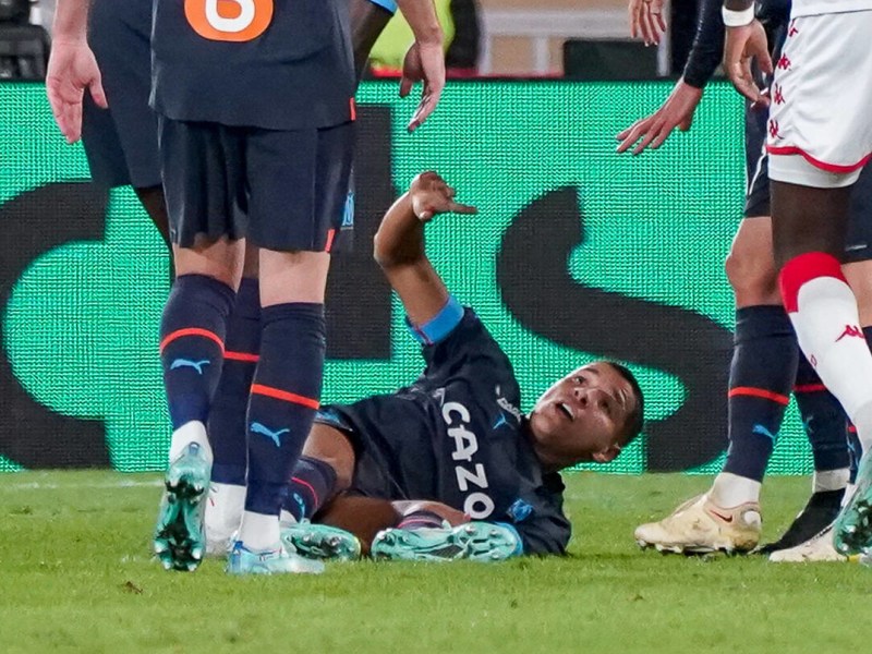 Amine Harit verletzt am Boden.