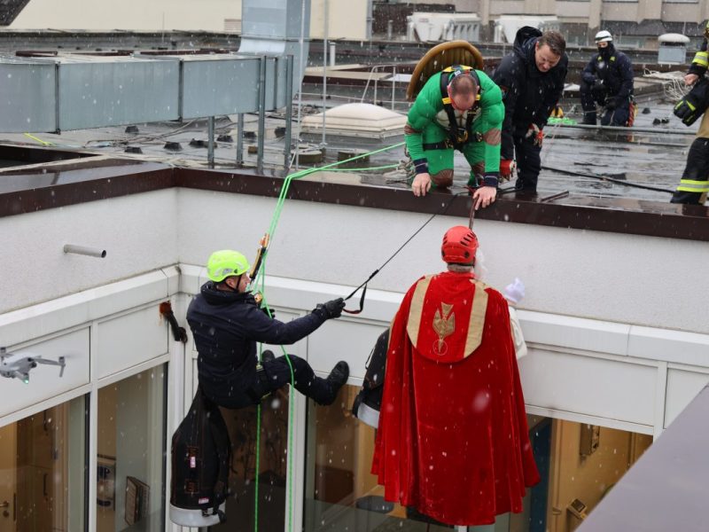 Die Superhelden der Feuerwehr bei der Nikolaus-Aktion in Essen.