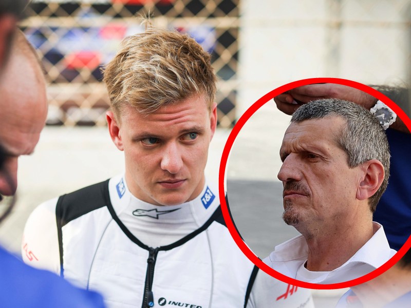Mick Schumacher schaut vor einem Rennen in der Formel 1 auf Teamchef Günther Steiner.