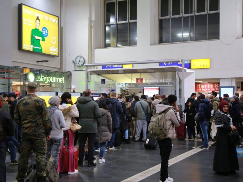 Dortmund Hauptbahnhof Pendler warten vor der DB-Info
