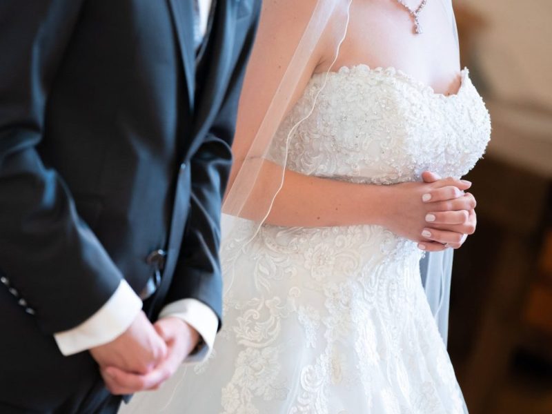 Hochzeit Braut und Bräutigam vor dem Altar