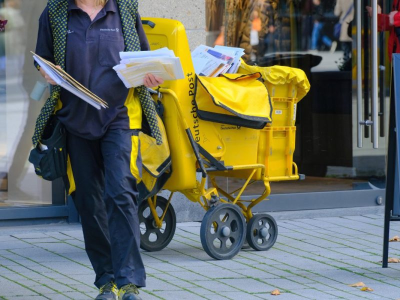 Deutsche Post Zustellerin Briefe Fahrrad