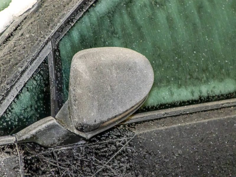 Wetter in NRW Eis auf Auto