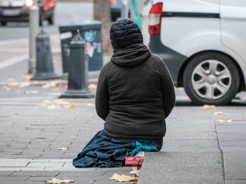 Essen und Dortmund Obdachloser auf Straße Symbolbild