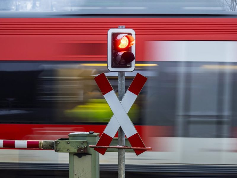 Deutsche Bahn Zug rast Symbolbild