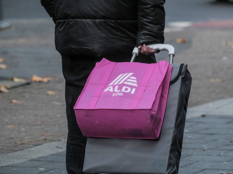 Aldi Kunde Tasche Symbolbild